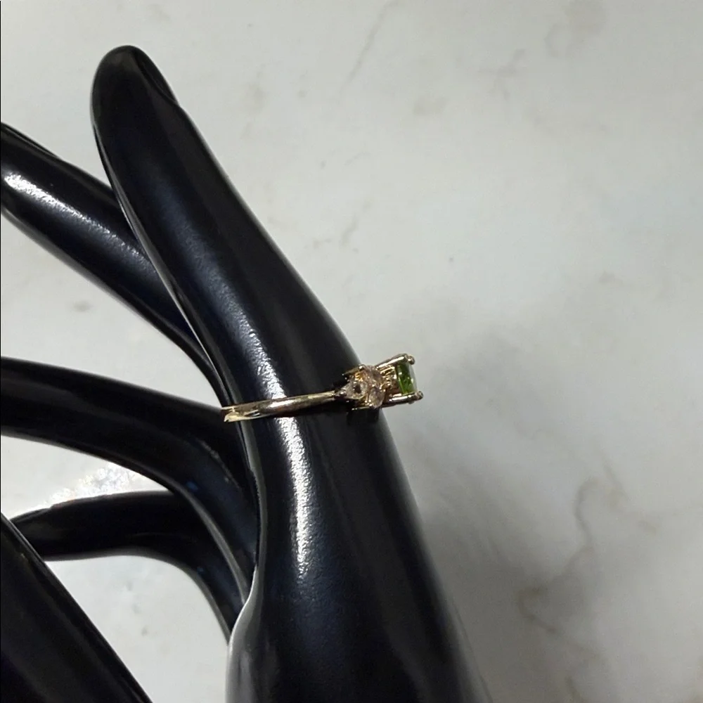 Elegant Green and Gold Women's Ring